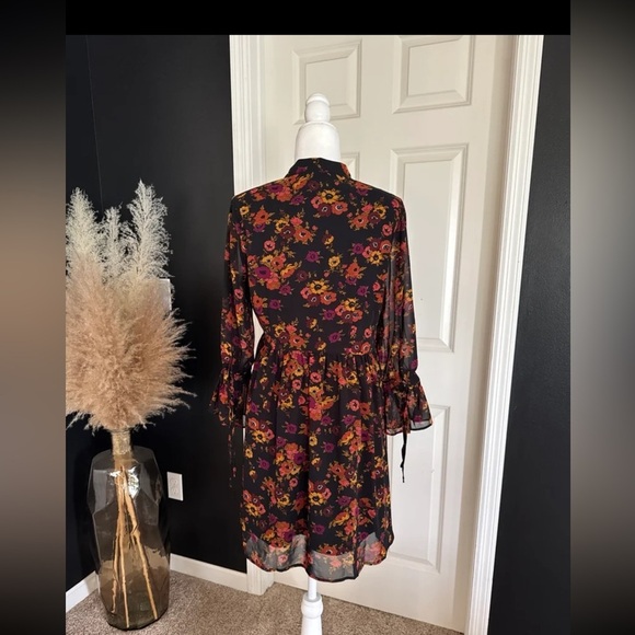 Molly Bracken Floral Mini Dress with bell tie sleeves
size Medium - Picture 5 of 12